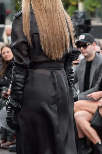 Look 100